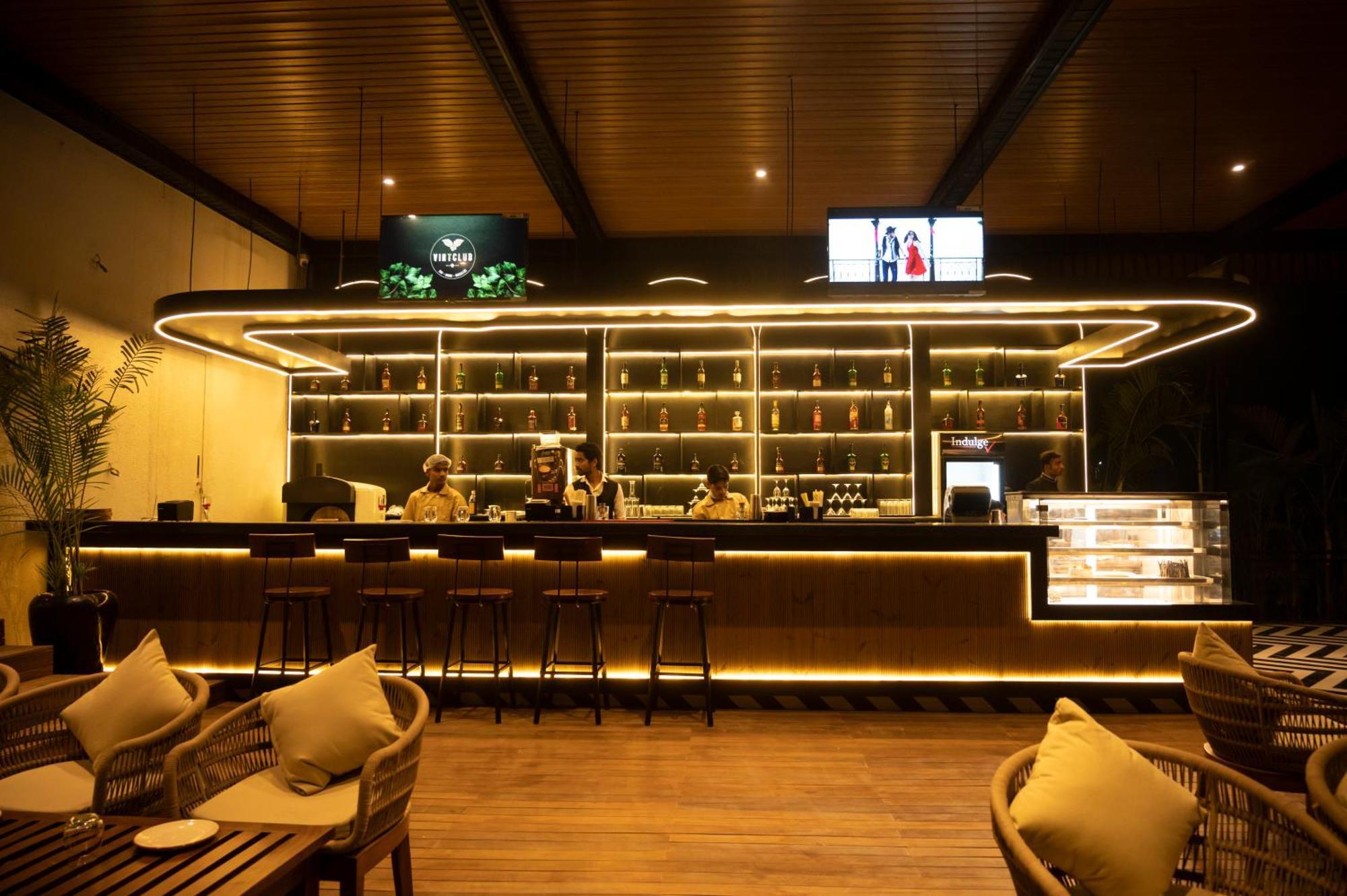 Vintclub Resort Lucknow Exteriör bild
