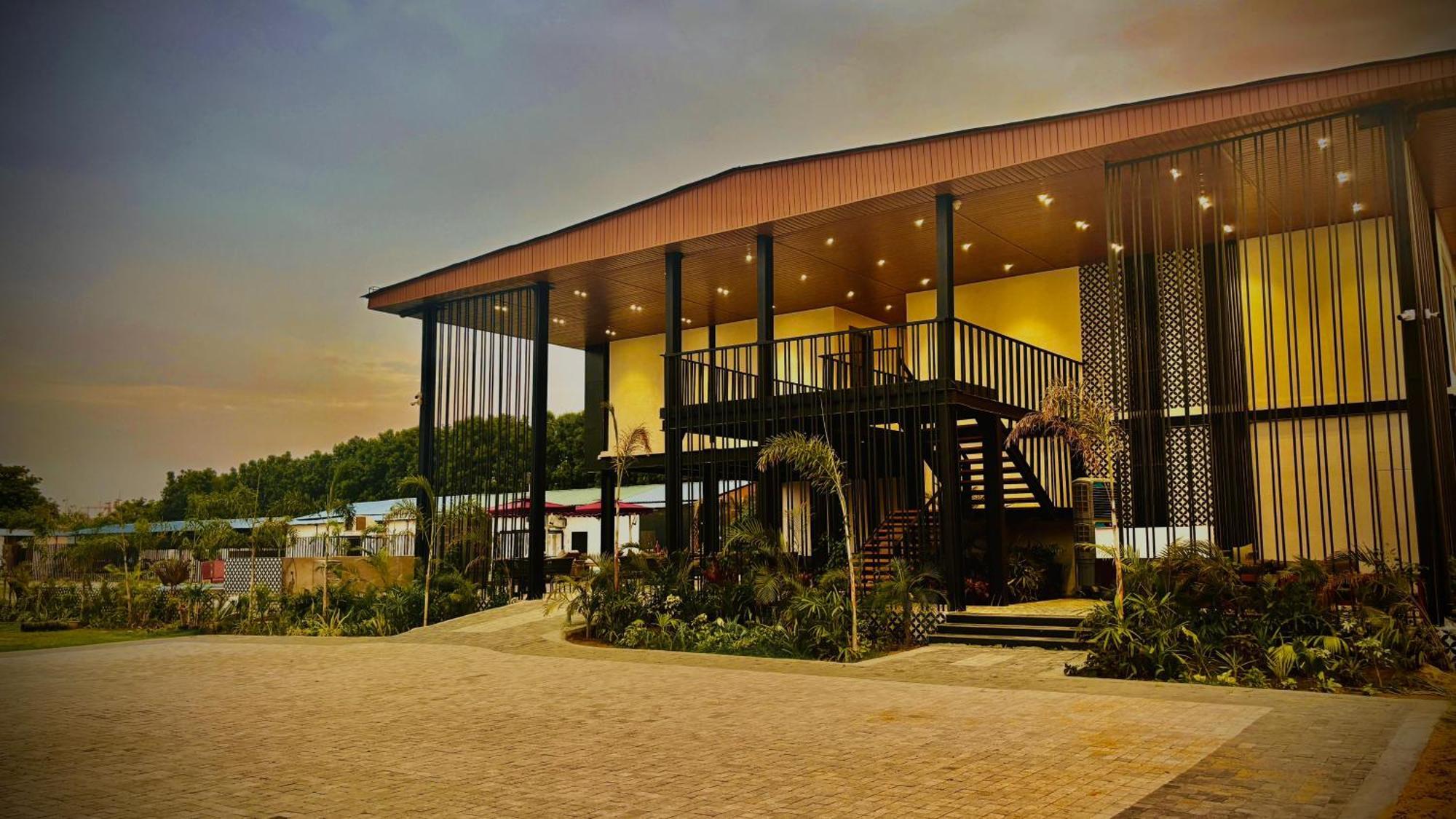 Vintclub Resort Lucknow Exteriör bild